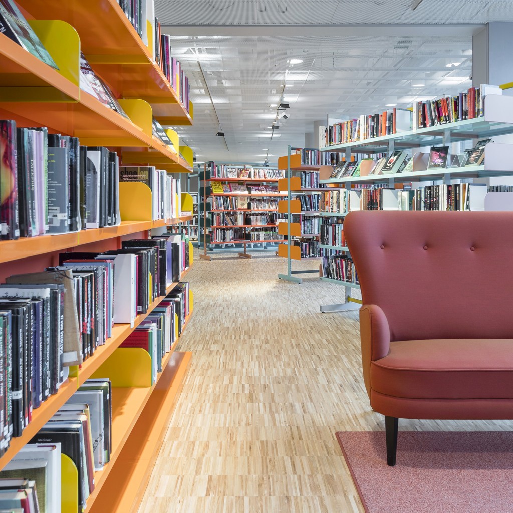 Mölndals Stadsbibliotek bookshelves